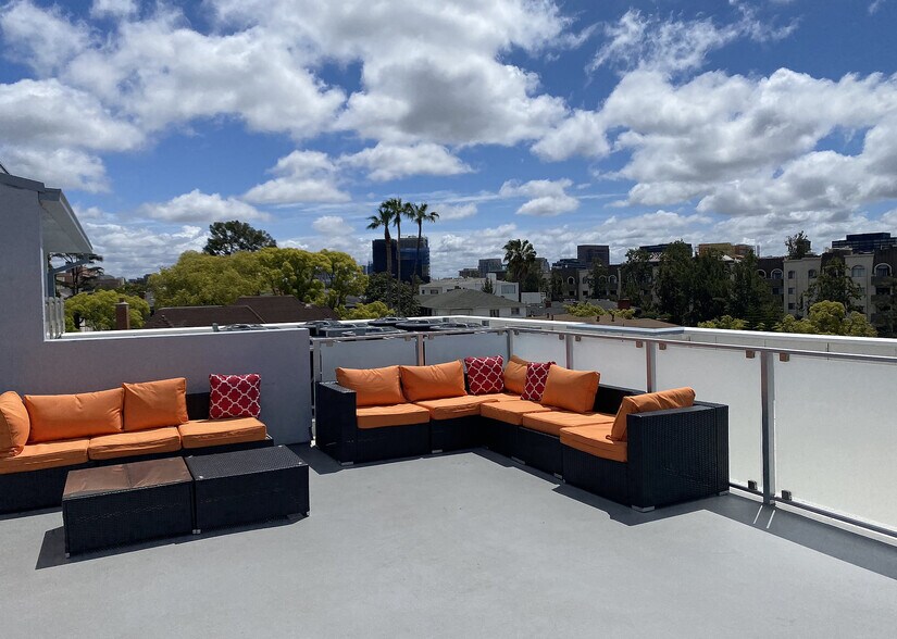662 Kelton ROOF DECK with Views of Westwood/UCLA/Bel Air - 662 Kelton Ave