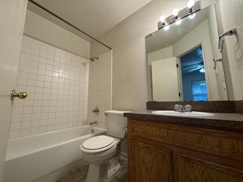 Building Photo - 1106 Lansberry Ct