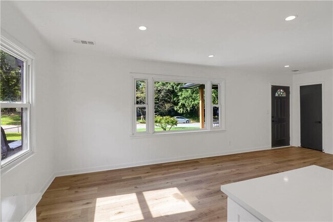 Building Photo - 776 Norwood Rd SE