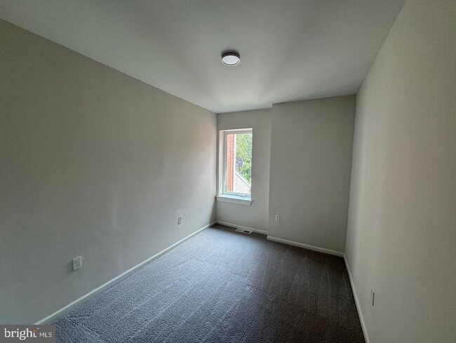 Primary Photo - 52 W Basin St