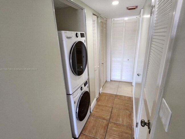 Building Photo - 995 SW 84th Ave