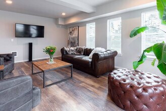 Building Photo - 624 E 32nd St