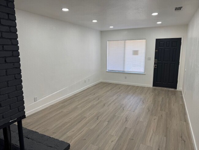 Building Photo - 401-403 Elizabeth Way