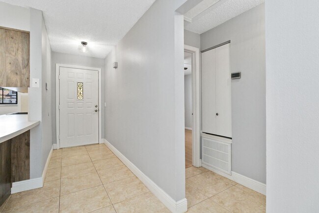 Building Photo - Beautiful Modern 2/1 Townhome in St. Cloud's Pine Lake Villas