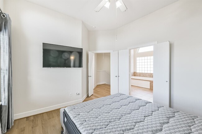 Building Photo - 11307 Main Holly Dr