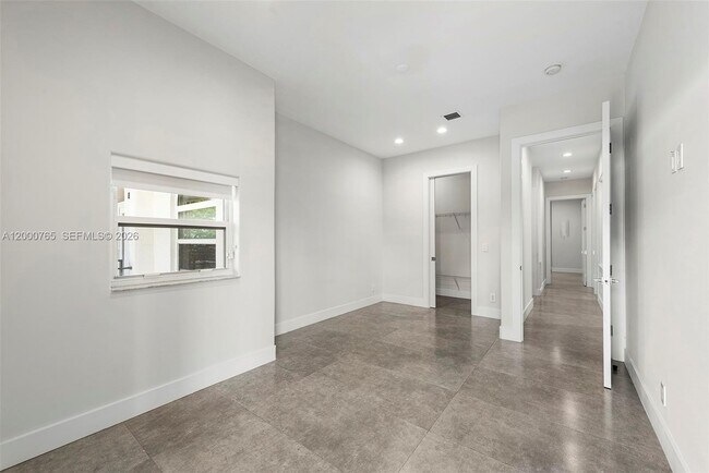 Building Photo - 552 Palm Dr