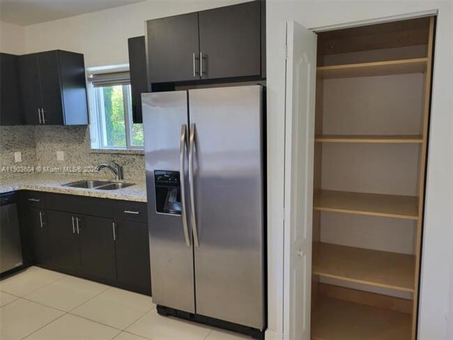 Building Photo - 1027 SW 11th Ave