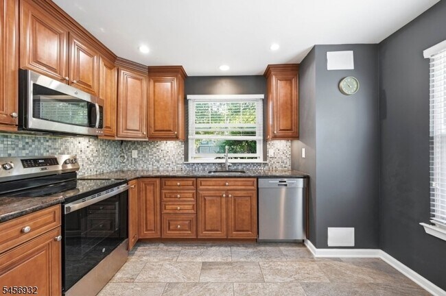 Building Photo - 81 Village Cir