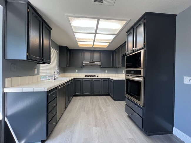 Building Photo - Stunning Open Home In Willow Creek Estates