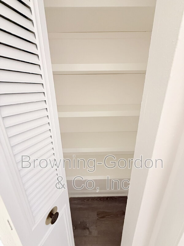 Building Photo - 810 Bellevue Rd