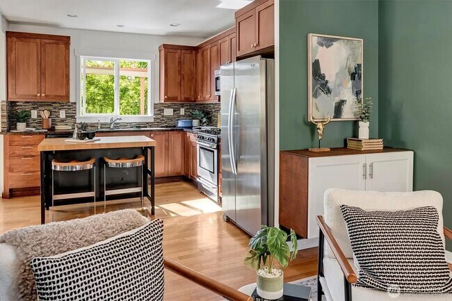 Building Photo - Alaska Junction - 3 bedroom and 2 1/2 bathroom