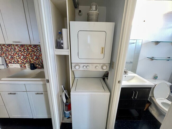 Building Photo - 1 Bedroom/1Bathroom/1Parking Unit Available Soon in Century Park Plaza!