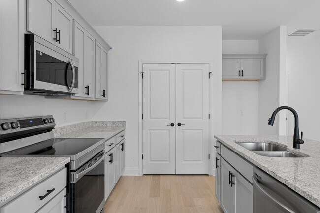 Building Photo - Beautiful 3-Bed Townhome at James Creek, Now Offering ONE MONTH FREE RENT!!!