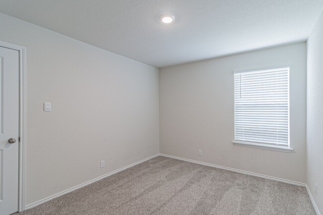 Building Photo - 4 bd/2 ba available NOW!! Wiseman/Talley F...