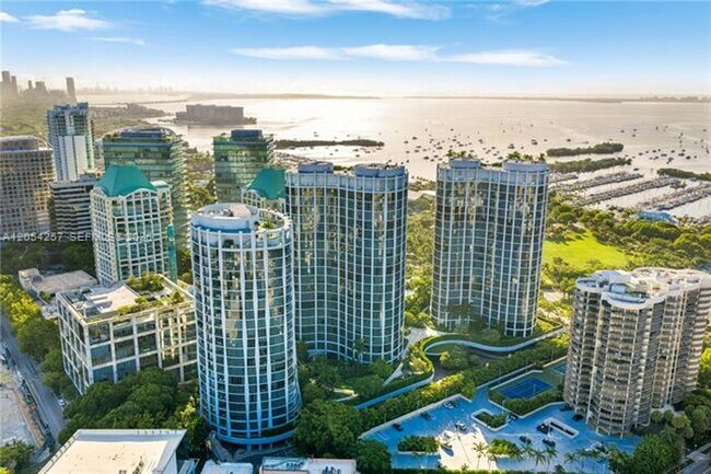 Building Photo - 2831 S Bayshore Dr