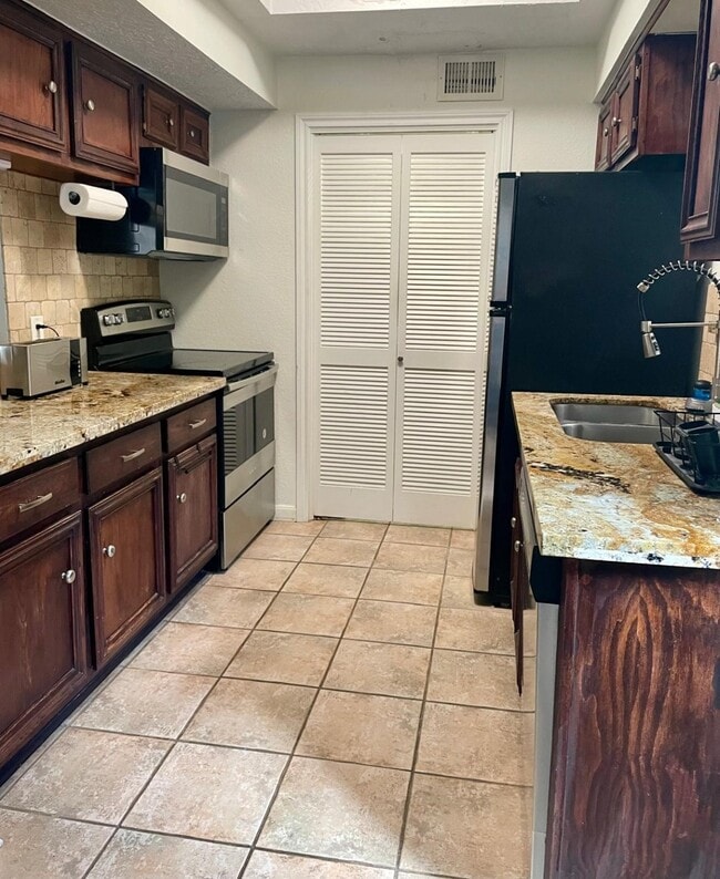 Building Photo - 800 Country Pl Dr