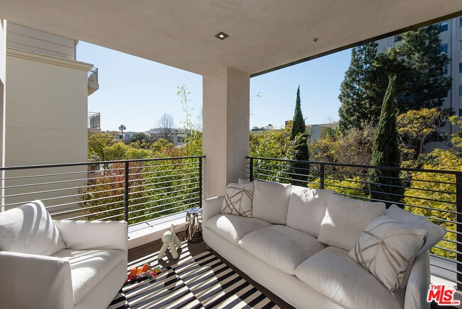 Building Photo - 432 N Oakhurst Dr