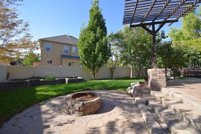 Building Photo - Beautiful 6 Bedroom Home in Riverton!