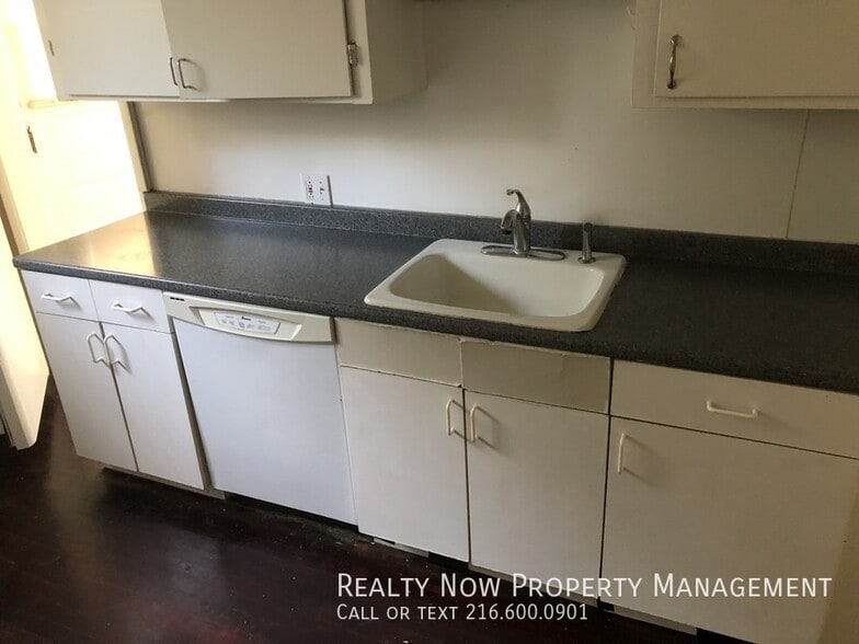 Building Photo - 1499 Maple Rd