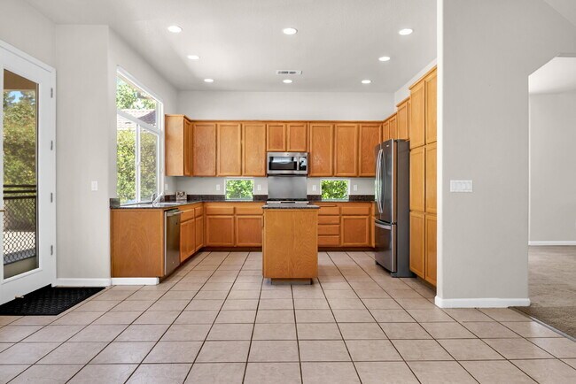Building Photo - Move-In Ready 4-Bed, 3-Bath Gem in a Covet...