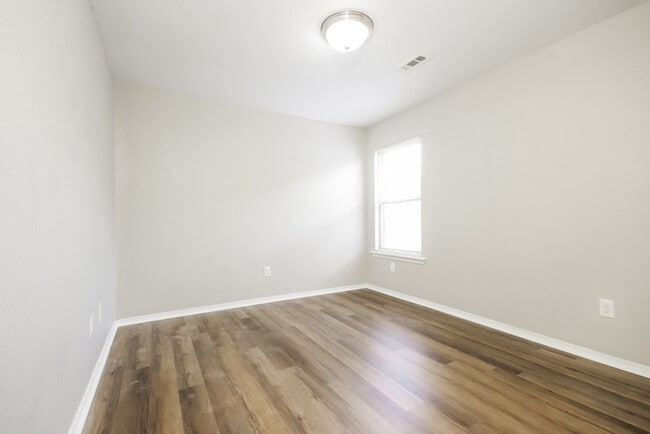 Building Photo - 5725 Trammel Estates Dr