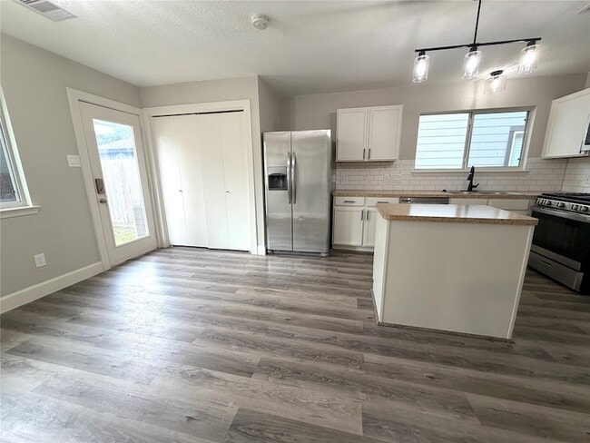 Building Photo - 10667 Cobblecreek Way