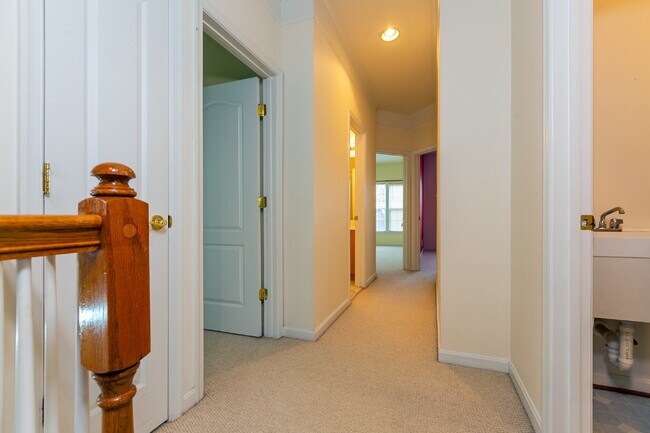 Building Photo - Spacious, Light-Filled Home in the Desirable Broadlands