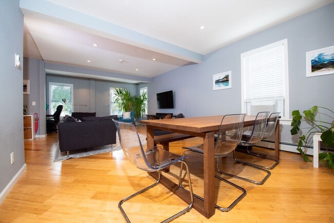 Building Photo - Beautiful 4BD Dutch Colonial Home in Harts...