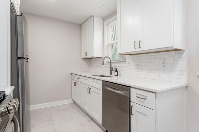 Building Photo - 884 S Chesterfield Rd