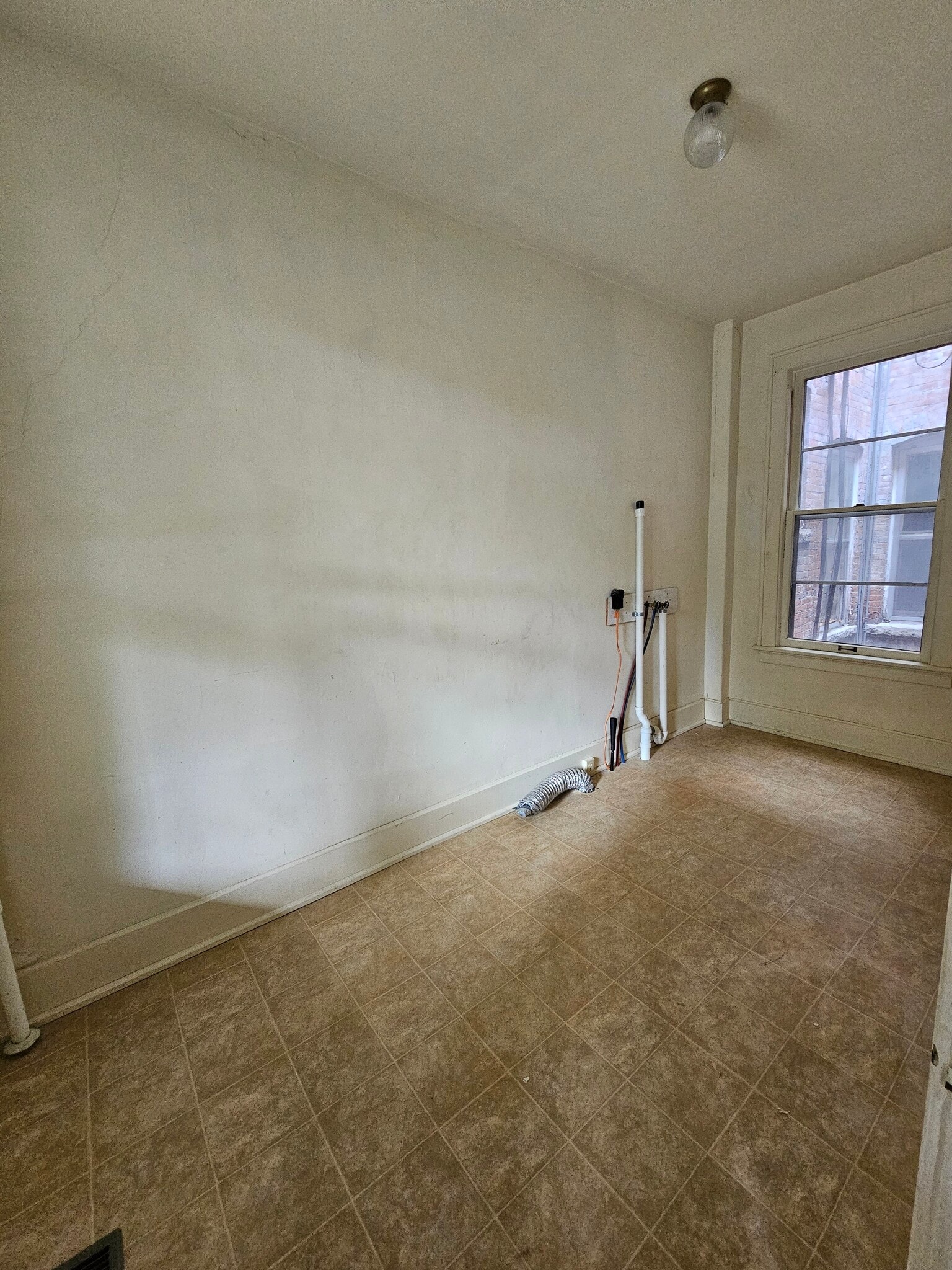 Building Photo - 211 W 9th St
