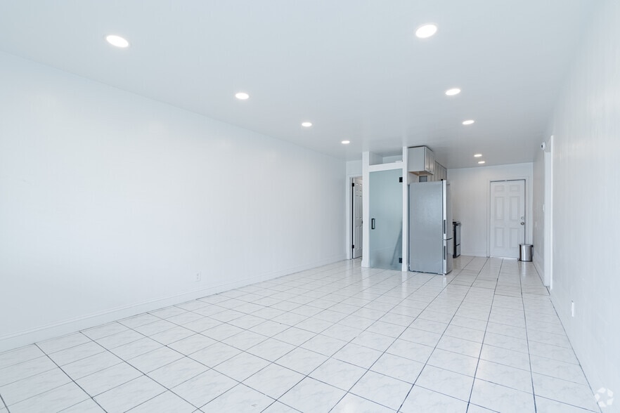 1BD, 1BA - 700SF - 411 SE 3rd Ave