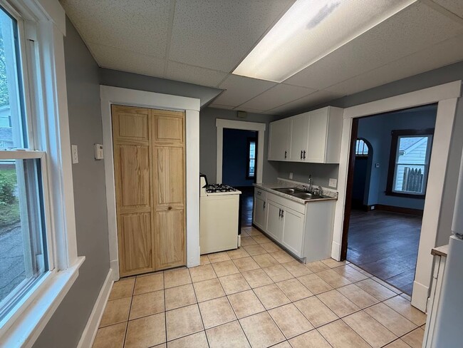 Building Photo - Three bedroom one bathroom home for rent