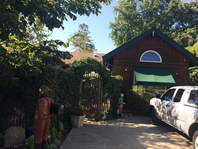 Primary Photo - Adorable Studio Apartment with a Loft-$300...