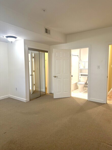 Building Photo - 11404 Glenn Dale Ridge Rd