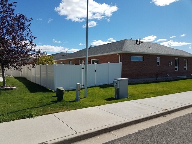 Building Photo - House For Lease