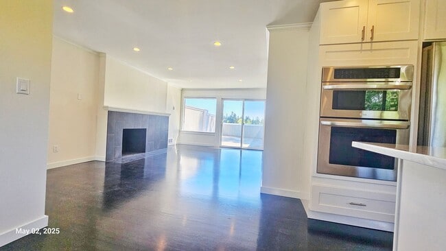Building Photo - 3 Bed, 2 Bath Apartment in Prime Roosevelt...