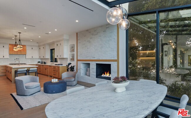 Building Photo - 7052 Dume Dr