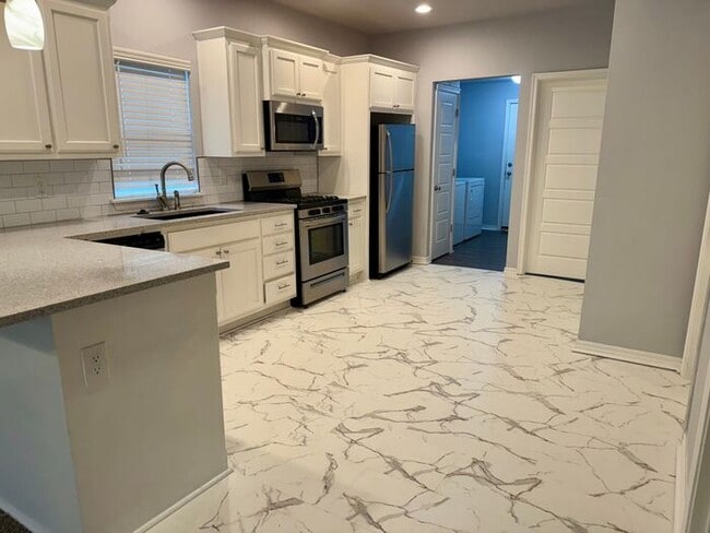 Building Photo - Clean, Crisp, Open Concept 3/2 Near TU