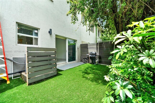 Building Photo - 1637 SE 30th St