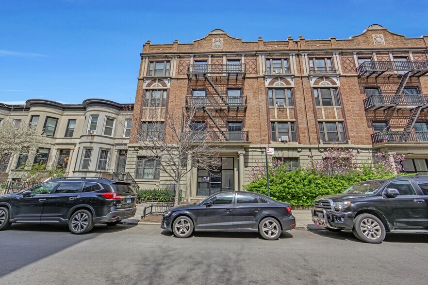 Building Photo - 35 Clarkson Ave