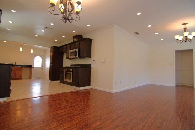 Building Photo - 6730 Balboa Blvd
