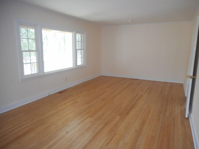 Building Photo - Beautiful 4 Bedroom 2 Bath Ranch Home on India Hook