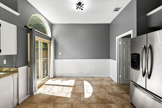 Building Photo - Spacious 4-Bedroom Rental in Autumn Ridge ...