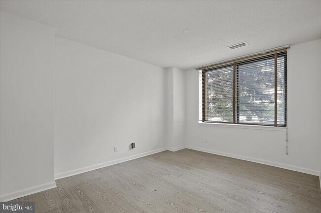 Building Photo - 3709 S George Mason Dr
