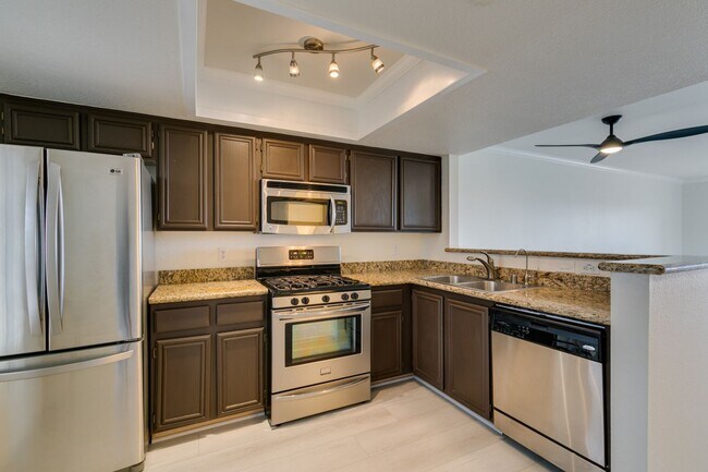 Building Photo - GORGEOUS 2 BEDROOMS UNIT*UPGRADED*TONS OF ...