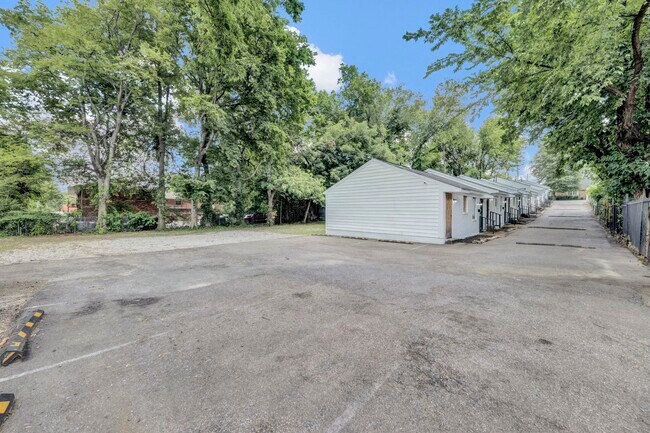 Building Photo - 2966 Yale Ave