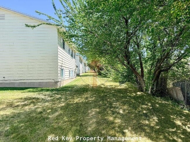 Building Photo - Noble Rd. Duplex