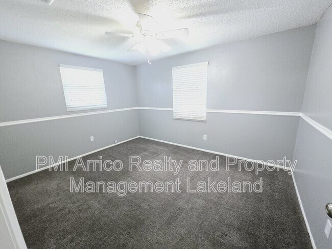 Building Photo - 1402 N Bracewell Dr