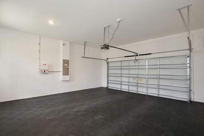 Building Photo - Charming 3/2.5 Courtyard Home with Loft & ...