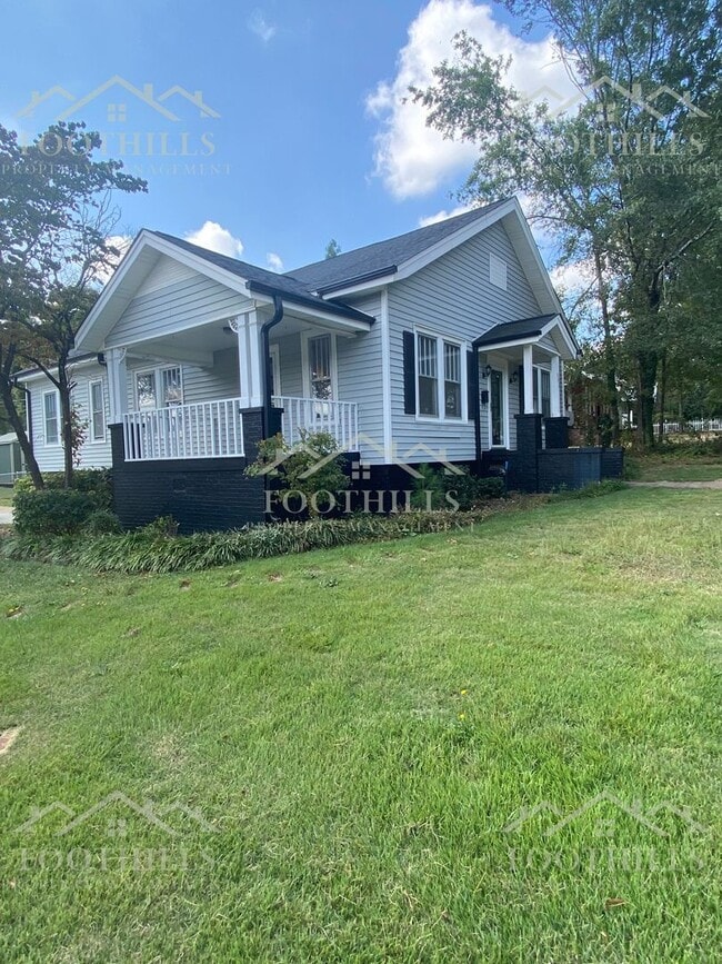 Building Photo - Updated 3 Bedroom Home with Yard, Deck, an...